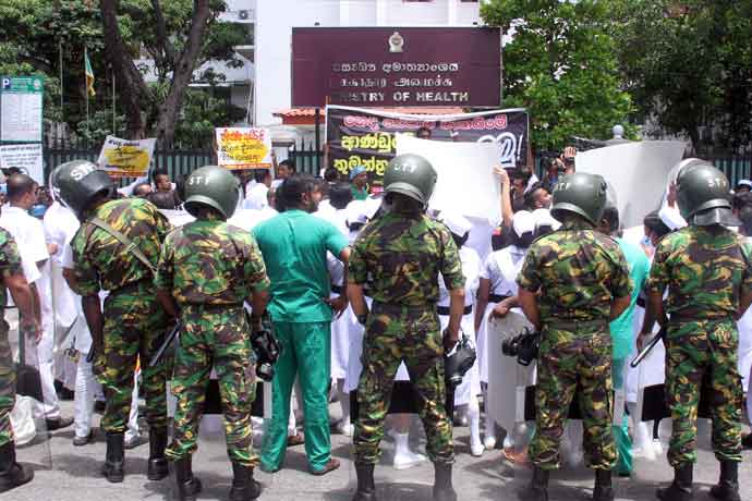 Nurses stage protest in Colombo…
