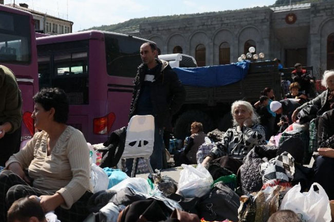 Nagorno-Karabakh: Armenia says 100,000 refugees flee region