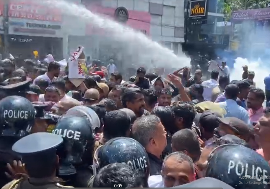 Tear gas fired at teachers protest in Pelawatte 