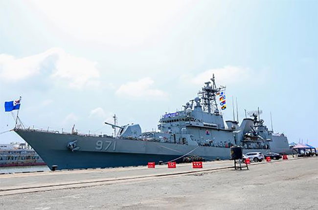 Korean destroyer Gwanggaeto the Great arrives at Colombo Port 