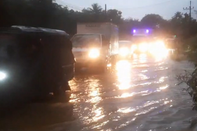 Avissawella-Colombo road submerged after torrential rains