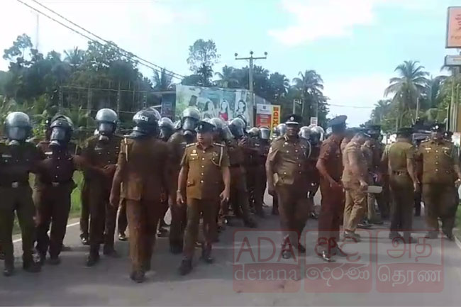 Colombo - Divulapitiya main road blocked due to protest