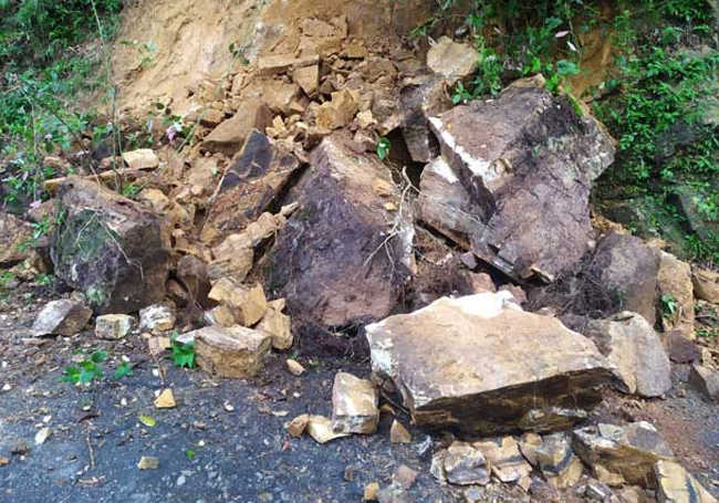 Rockfall disrupts traffic on Hatton - Balangoda main road 