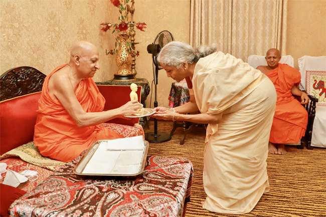 Indian Finance Minister calls on Asgiriya, Malwatta chief prelates