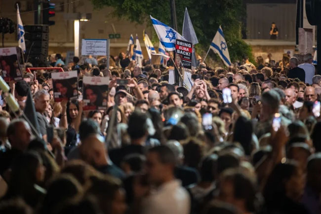 Protesters mass outside Israeli PM Netanyahus house as anger grows