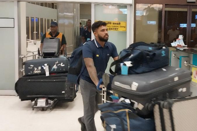 Sri Lanka World Cup squad returns to island