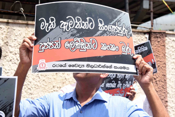 Doctors stage protest in Colombo...