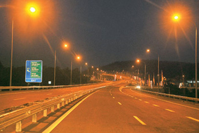 Section of expressway closed due to lorry accident