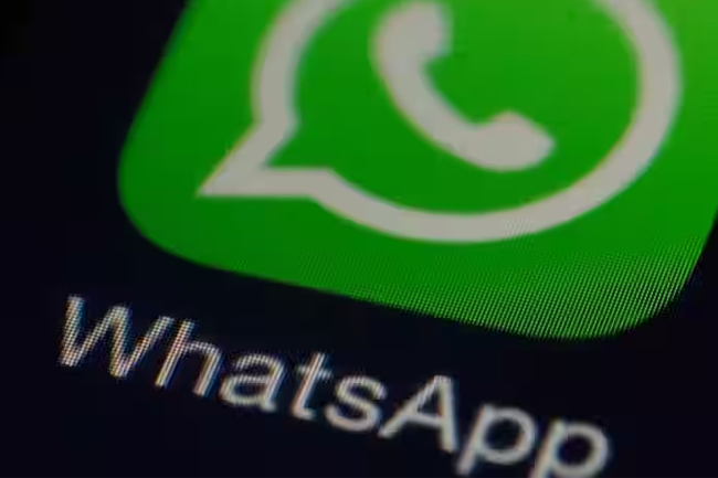 WhatsApp might soon start showing status in chat window