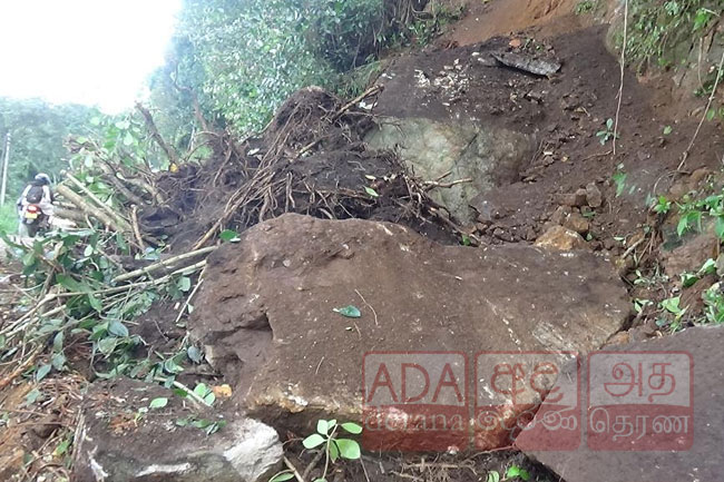 NawalapitiyaPundaluoya Road blocked due to earth slip