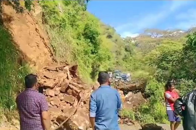 Ella - Wellawaya road blocked due to earth slip