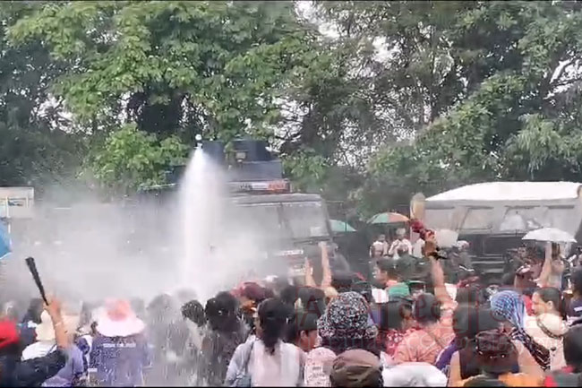 Police use water cannons to disperse NPP protest