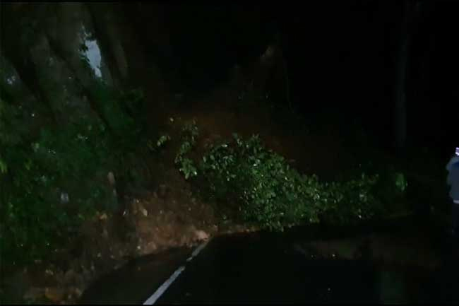 ColomboHatton road blocked due to earth mound collapsing 