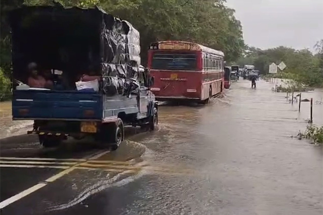 Stretch of Polonnaruwa - Batticaloa road inundated; vehicular movement restricted