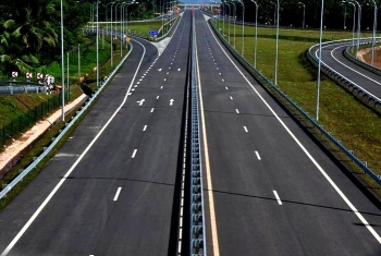 Matara-bound lane on Southern Expressway blocked for traffic