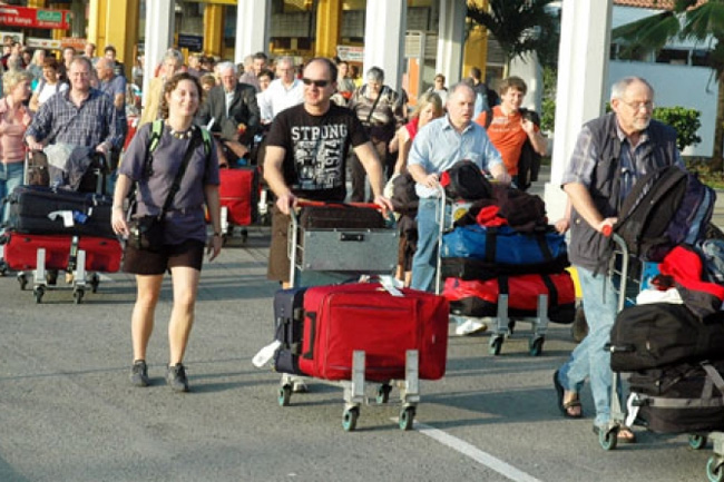 Sri Lankas tourist arrivals cross 200,000 in December; highest monthly figure in 4 years