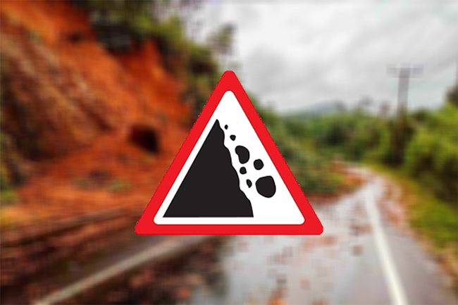 Stretch of Badulla-Colombo main road blocked by earth slip