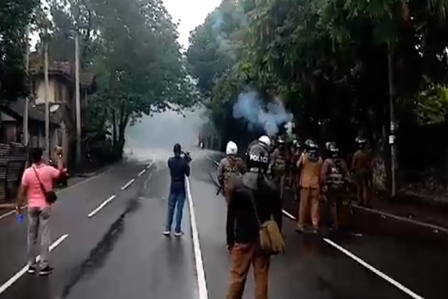 Police fire tear gas at protesting students in Peradeniya