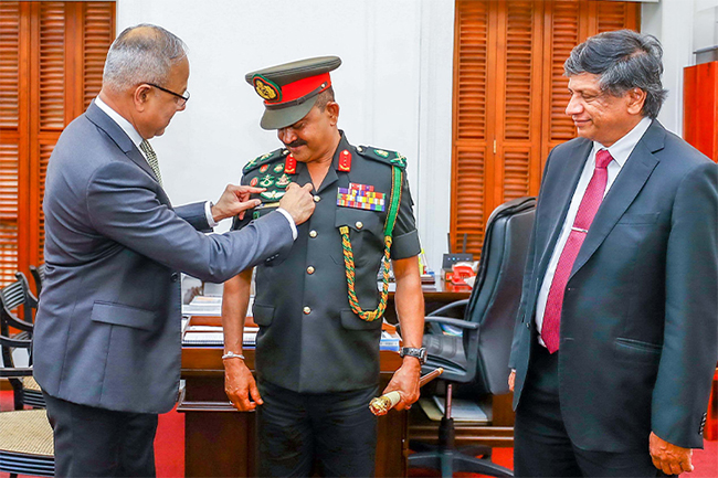 Army Commander receives commendation for historic parachute jump