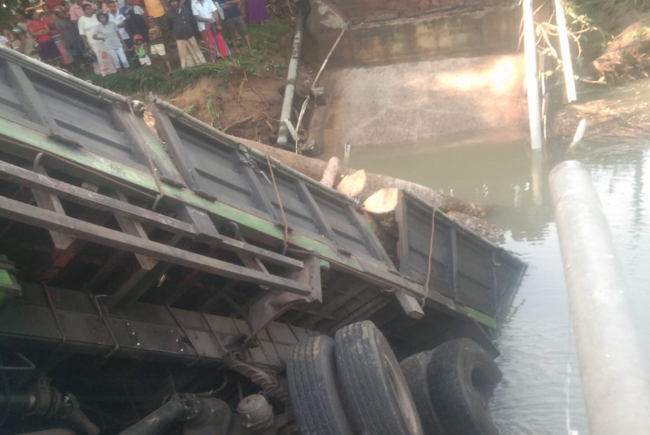 Hulanda Oya Bridge collapses 