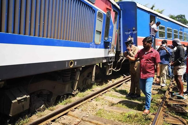 Udarata Menike train derails