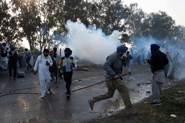 Protesting Indian farmers marching towards New Delhi clash with security forces
