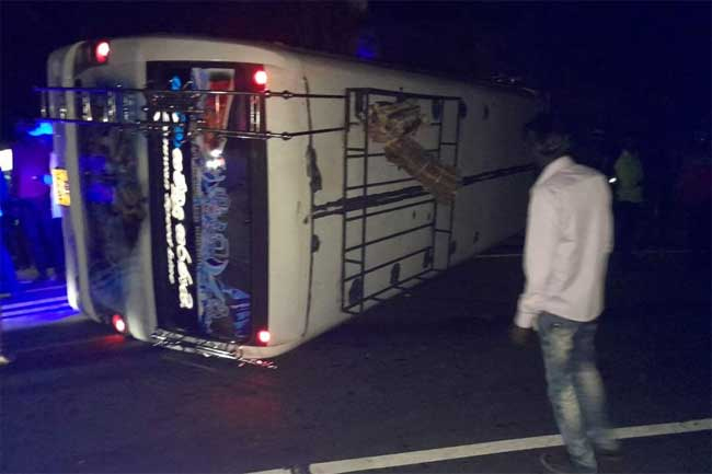 At least 8 injured after bus topples in Nanu Oya 