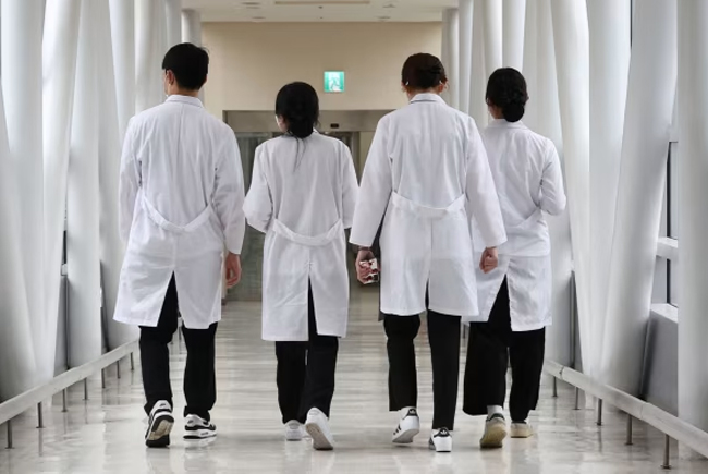 South Korea has given doctors till tonight to end a strike, or face prosecution