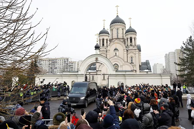 Alexei Navalny buried in Moscow as thousands chant his name