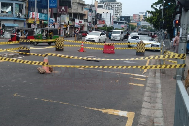 Vehicular movement on Galle Road disrupted in Wellawatta