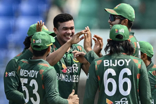 3rd ODI: Sri Lanka bowled out for 235