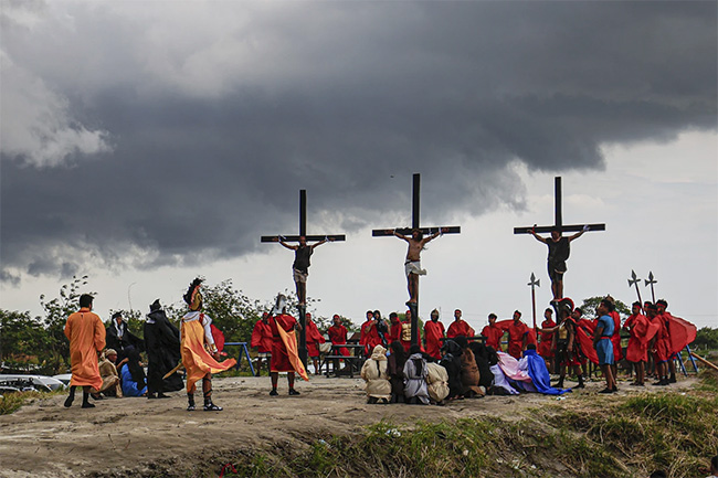 Crucifixion reenactment: Filipino villager nailed to cross for 35th time on Good Friday