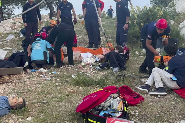 174 people stranded in the air are rescued, almost a day after fatal cable car accident in Turkey