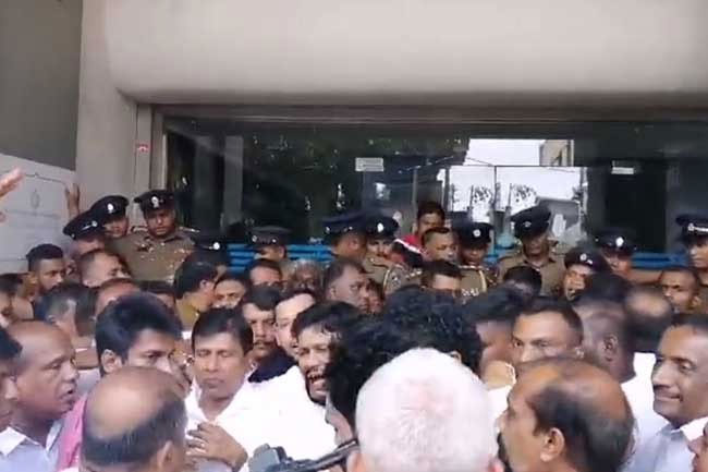 Tense situation in front of SLFP headquarters