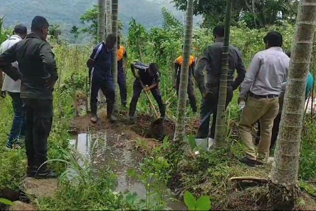 Geologists assess landslide-prone area near Uma Oya Project in Karandagolla
