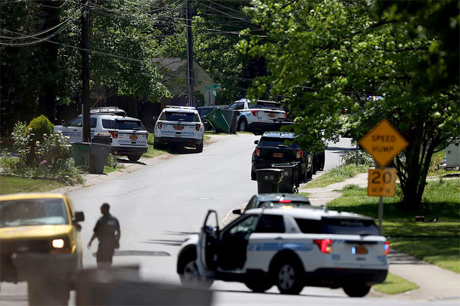 Four U.S. law enforcement officers shot dead, four injured while serving warrant