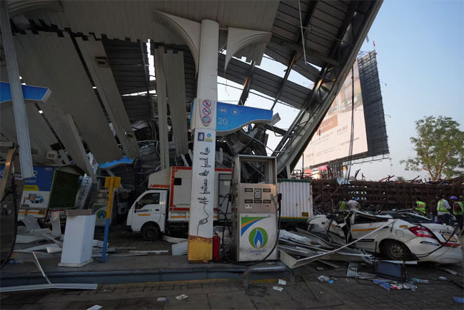 At least 14 killed after billboard collapses in Mumbai during thunderstorm