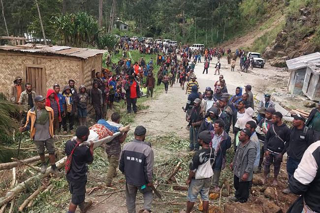 As many as 2,000 people feared buried under Papua New Guinea landslide