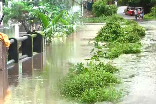 Several roads in Ratnapura inundated as Kalu River rises