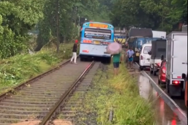 Driver of private bus driven along railway tracks in Puwakpitiya arrested