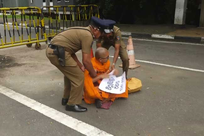 Ven. Balangoda Kassapa Thero arrested during protest