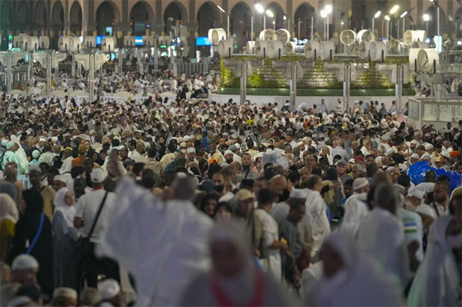 More than 1.5 million foreign pilgrims arrive in Mecca for annual Hajj pilgrimage