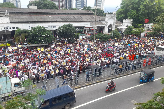 Road opposite Fort Railway Station blocked duetoprotest