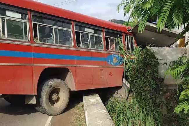 9 injured in bus accident in Halpe