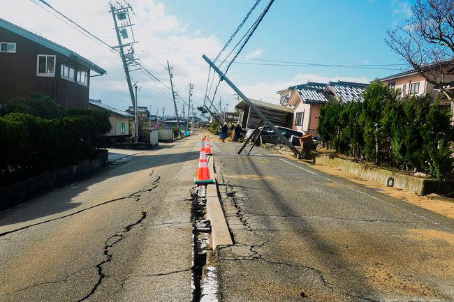 Strong earthquake strikes Philippines