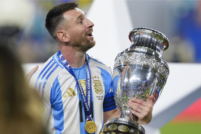 Lionel Messi asked to apologize for Argentina players racist chant