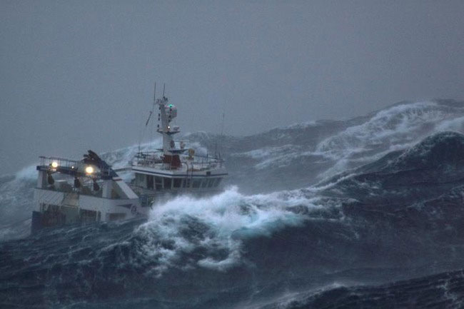 �Red� alert issued over strong winds and rough seas