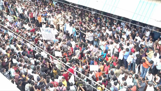 Protest over sexual assault of school girls in Indias Maharashtra turns chaotic