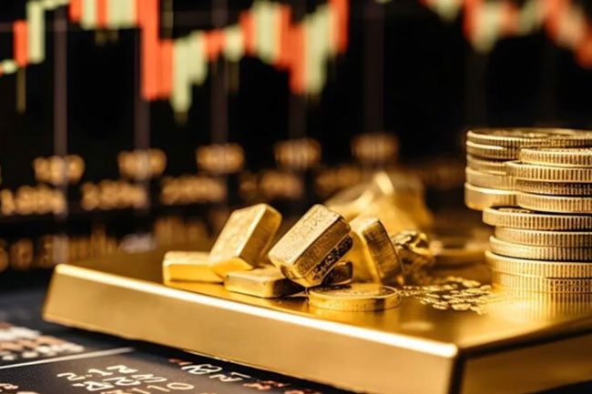 Gold prices hover near record high