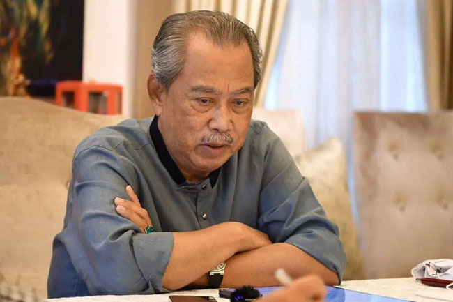 Former Malaysian PM charged with sedition for allegedly mocking former king